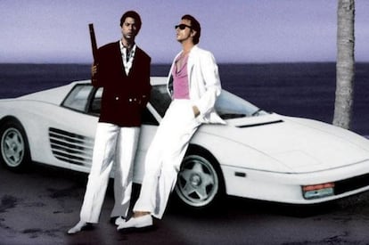 Si veías la tele en los años 80, el detective Sonny Crockett (Don Johnson) te parecía un pelín chulo, pero reconoce que tú también querías tener su Ferrari Testarossa blanco para conducirlo bajo las palmeras de Florida. En realidad, aquel bendito vehículo llegó a la teleserie 'Corrupción en Miami' por una chapuza y una carambola. A lo largo de las dos primeras temporadas, Crockett conducía otro Ferrari que no era tal, sino una imitación más o menos apañada. Cuando la marca del caballito se enteró de la engañifa, enseguida preparó una demanda. Pero el asunto llegó a oídos del propio Enzo Ferrari, que decidió dar la vuelta a la tortilla: advirtiendo el tirón de popularidad creciente de la serie, decidió exigirles que hiciesen morir el falso Ferrari para regalarles dos Testarossa blancos. La jugada fue maestra: el coche terminó de dar un toque de clase europea al personaje de Don Johnson y Ferrari, en efecto, se forró vendiendo más Testarossas que churros se despachan en domingo.

DÓNDE ESTÁ AHORA ESE BÓLIDO. Uno de los dos Ferraris blancos de la serie, que había estado oculto en un garaje durante 25 años, salió a subasta este verano sin conseguir comprador. Las expectativas iniciales, no alcanzadas, llegaban a los 1,5 millones de dólares (1,3 millones de euros).