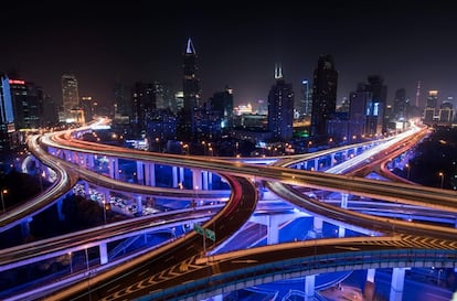 Vista de las autopistas en un día de mucha contaminación en Shanghái (China).