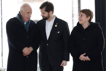 Gabriel Boric habla con Ricardo Lagos y Michelle Bachelet