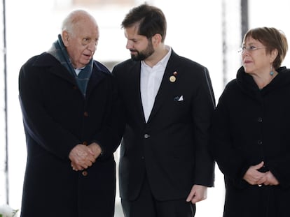 Gabriel Boric habla con Ricardo Lagos y Michelle Bachelet, en Santiago, Chile.