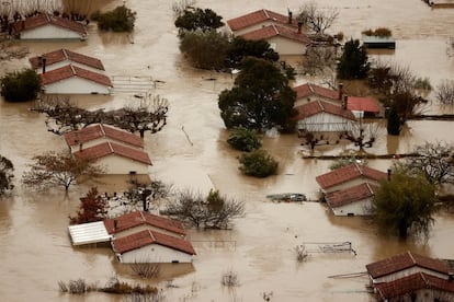 Vista aérea de las inundaciones ocasionadas por el desbordamiento del río Arga a su paso por Huarte (Navarra), este viernes. Una persona ha fallecido al desprenderse el cobertizo de un caserío en la localidad navarra de Sumbilla, una de las más afectadas por el temporal.