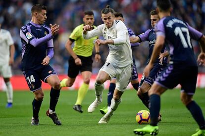 Gareth Bale presionado por los jugadores del Barcelona.