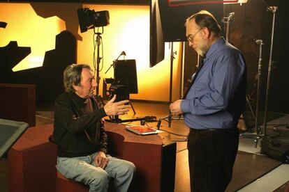 Elías Querejeta conversa con el director de cine Manuel Gutiérrez Aragón en una imagen del documental "El Productor", dirigido por Fernando Méndez-Leite.