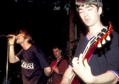 Liam Gallagher, Bonehead y Noel Gallagher en Nueva York, en julio de 1994, en la primera gira de Oasis en Estados Unidos.