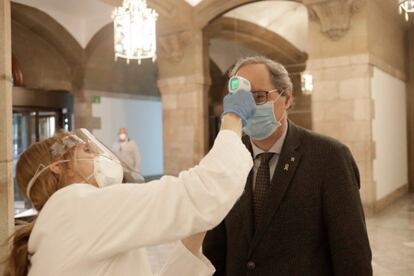 El presidente de la Generalitat, Quim Torra, pasa por un control de temperatura al entrar en el Parlament, este viernes.