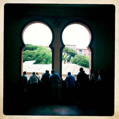 Esperando la llegada de los toreros al patio de caballos desde los arcos del tendido alto.