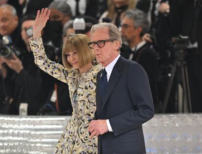 Anna Wintour y Bill Nighy. La editora por excelencia de ‘Vogue’ y el actor de películas como ‘Love Actually’ o ‘Piratas del Caribe’ decidieron confirmar su relación por todo lo alto: acudiendo juntos a la gala Met 2023, uno de los eventos sociales por excelencia que se ha convertido en una de las alfombras rojas más codiciadas. La relación no es nueva, y los rumores sobre un posible romance llevaban coleando desde 2018, pero aquella fastuosa presentación ante los 'flashes' de las cámaras fue la forma oficial de admitirlo.