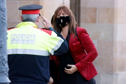 La presidenta del Parlament, Laura Borràs, a su llegada a la cámara catalana.