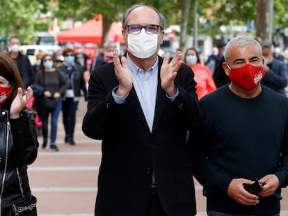 Jorge Javier Vázquez, a la derecha, junto al candidato socialista a la Comunidad de Madrid, Ángel Gabilondo, y Adriana Lastra, portavoz del PSOE en el Congreso, el sábado en Vallecas.