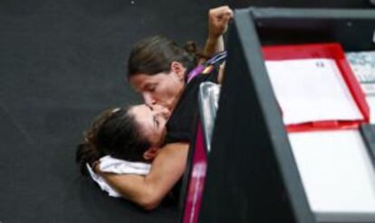 La delegada de la selección, Noelia Oncina, consuela a Carmen Martín tras su lesión en los Juegos.