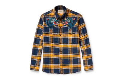 Con talante punk y el sello excéntrico de Alessandro Michele, esta camisa aúna los cuadros con las aplicaciones “Gucci Animalium” de la marca. No pasarás desapercibido.