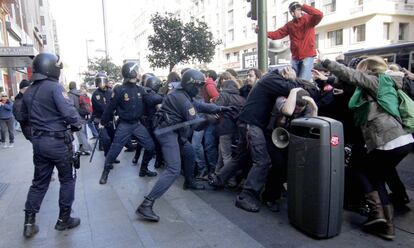 Enfrentamiento entre Policía y piquetes en la calle Gran Vía de Madrid.