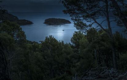 Una barca davant la costa de Mallorca. 