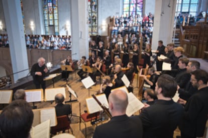 El Collegium Vocale Gent bajo la dirección de Philippe Herreweghe interpreta la ‘Misa en Si menor’ de Bach en la Thomaskirche en el concierto de clausura del domingo por la tarde.