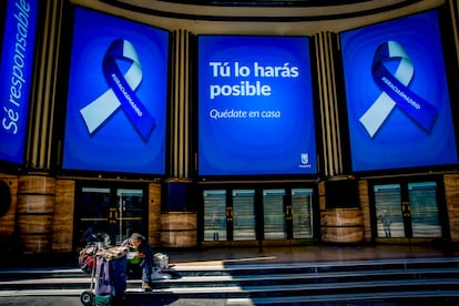 Un rincón de la Gran Vía madrileña, vacío durante el confinamiento por la pandemia de la covid en 2020.