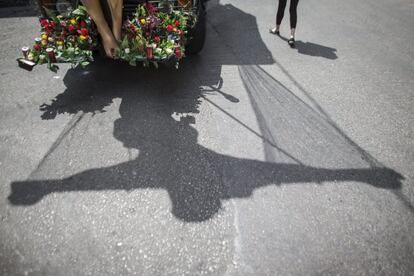 Reflejo de la imagen de Jesucristo mientras es transportado sobre el capó de un coche en Beirut (Líbano).