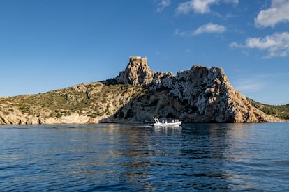 Una barca frente a la isla de Cabrera.