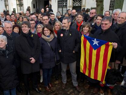 El expresidente de la Generalitat de Catalu&ntilde;a Carles Puigdemont (d), y candidatos de la lista Junts per Catalunya, recorren en el centro hist&oacute;rico de Brujas el pasado s&aacute;bado.