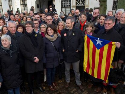 L'expresident de la Generalitat Carles Puigdemont i candidats de la llista Junts per Catalunya recorrent el centre històric de Bruges dissabte.