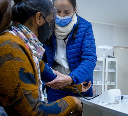 Un paciente mide su presión arterial en el Hospital Burruyacú, ubicado en la provincia de Tucumán, Argentina.