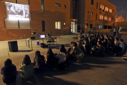 Los asistentes observan una proyección durante el encierro anoche en el instituto Mirasierra.