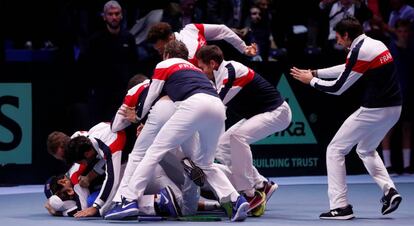 El equipo francés felicita a Pouille tras la victoria que le da su décima Davis.