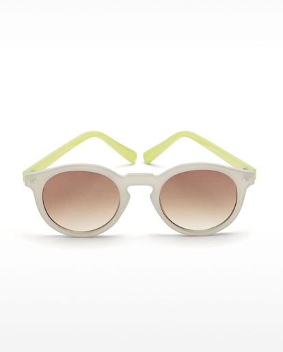 La versión más asequible de las gafas de sol de tendencia la encontramos en Parfois con estas de montura redonda que combina el amarillo neón con el gris y unas lentes degradadas en 'beige'.