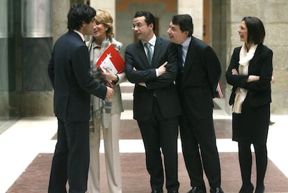 Juan José Güemes (de espaldas) habla con Esperanza Aguirre, Javier Fernández Lasquetty, Ignacio González y Paloma Adrados.