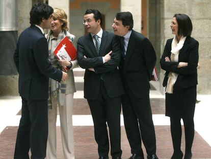 Juan José Güemes (de espaldas) habla con Esperanza Aguirre, Javier Fernández Lasquetty, Ignacio González y Paloma Adrados.