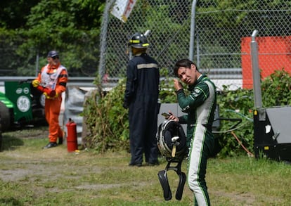 El piloto japonés de Caterham, Kobayashi, tras abandonar la carrera en el Gran Premio de Canadá.