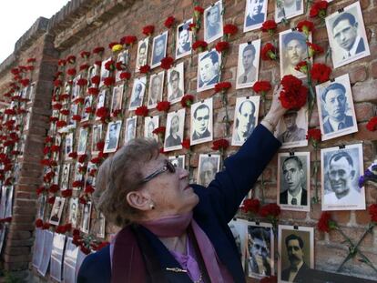 Homenaje a los 3.000 fusilados por el franquismo en el cementerio de La Almudena de Madrid, frente a la tapia contra la que fueron ejecutados.