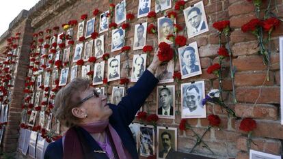 Homenaje a los 3.000 fusilados por el franquismo en el cementerio de La Almudena de Madrid, frente a la tapia contra la que fueron ejecutados.