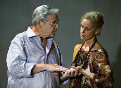 Los actores Jordi Dauder y Vicky Peña, en una representación de <i>Aprés moi le dèluge. </i>