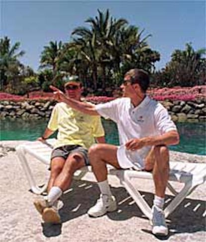Serguéi Krikalev y Yuri Gidzenko, en un hotel de Las Palmas.