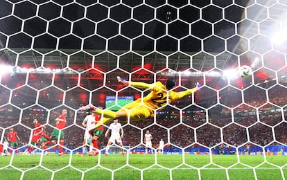 Lukas Provod de Chequia, marca el primer tanto del partido ante Portugal.