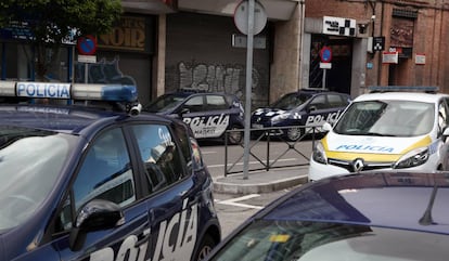 Coches patrulla de la Policía Municipal aparcados delante de la unidad de Chamberí.