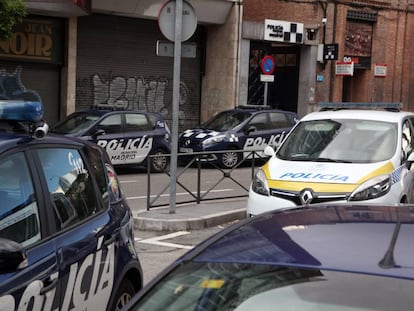 Coches patrulla de la Policía Municipal aparcados delante de la unidad de Chamberí.