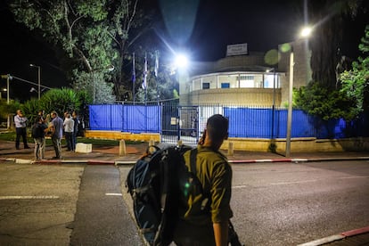 Un pequeño grupo espera la salida de Sami Abu Shehade y Mtanes Shihade de la comisaría de Migdal HaEmek.