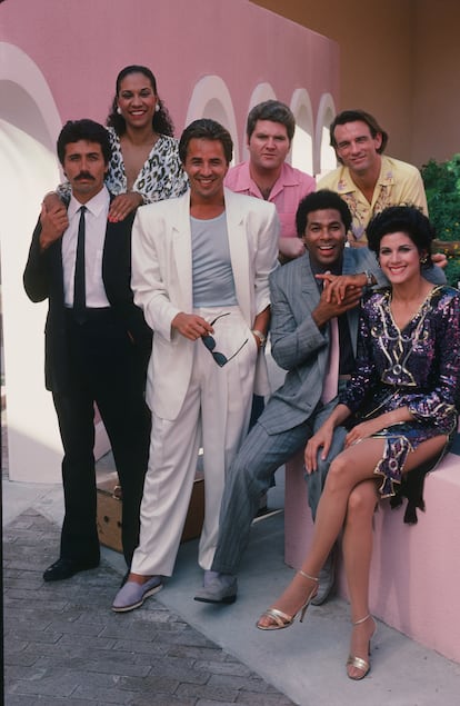 El reparto de 'Corrupción en Miami'. En el centro, Don Johnson, su protagonista, luciendo alpargatas azules.