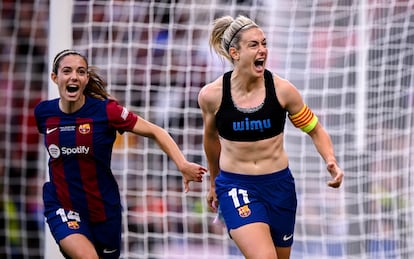 Alexia Putellas (d) y Aitana Bonmatí celebran el segundo gol del Barcelona en la final de la Champions League ante el Lyon.