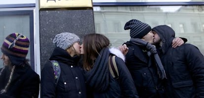 Parejas gais protestan ante el Parlamento ruso. 