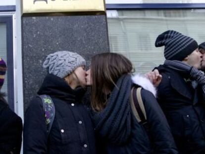 Parejas gais protestan ante el Parlamento ruso. 