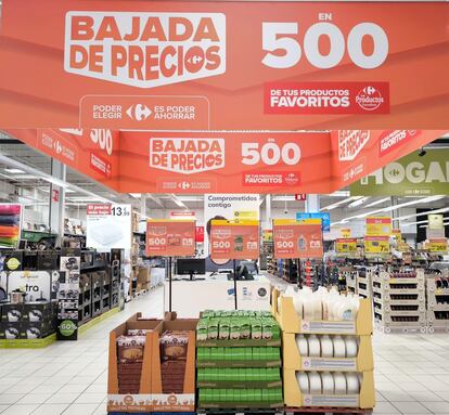 Interior de un hipermercado de Carrefour con su nueva campaña de descuentos.