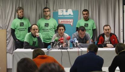 Trabajadores de Grumal y Edesa, en la rueda de prensa en la sede de ELA en San Sebastián.