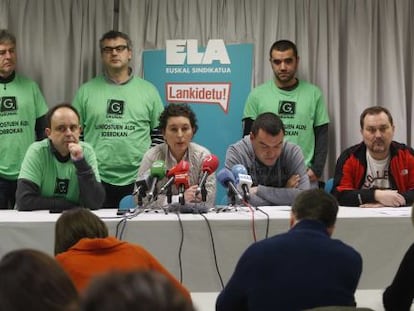 Trabajadores de Grumal y Edesa, en la rueda de prensa en la sede de ELA en San Sebastián.