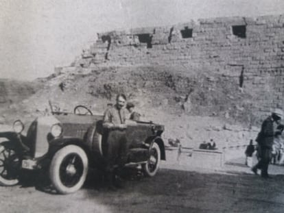 Laszlo Almásy con su coche en Karmak en 1926. EXPEDICIÓN ALMÁSY-ESTERHÁZY