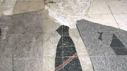 Soldados estadounidenses en la entrada del hotel Al Rashid; el rostro del mosaico en el suelo era el del presidente George Bush.