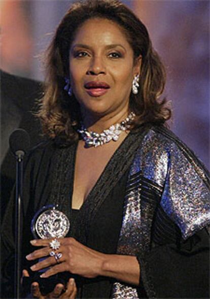 Phylicia Rashad gana el Tony a la mejor intérprete dramática por la obra <i>A Raisin in the Sun.</i>