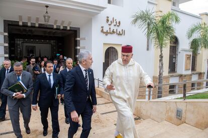 El ministro del Interior de Marruecos, Abdelouafi Laftit (a la derecha) y a su lado su homólogo español, Fernando Grande-Marlaska, este viernes en Rabat.