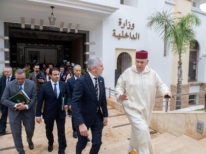 El ministro del Interior de Marruecos, Abdelouafi Laftit (a la derecha) y a su lado su homólogo español, Fernando Grande-Marlaska, este viernes en Rabat.